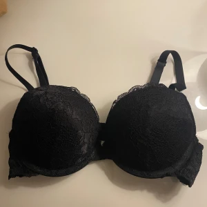 Svart spets-bh  - En fin svart spets-bh med Lindex högsta push-nivå som ger bysten maximalt lyft. Formpressad kupa med push up-vaddering och push-nivå 3. Den har smala justerbara axelband och spets på kupa. Originalpris är 249kr och heter Lindex Linnea Push-up BH