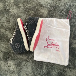 Christian Louboutin sneakers - Säljer ett par riktigt feta och unika loubs i svart mocka. Storlek: 43,5 självklart äkta✅ hör gärna av er för fler bilder eller funderingar😇