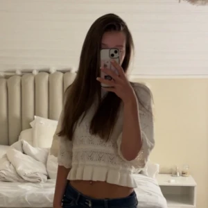 Vit stickad tröja med volangärm - Supersöt vit stickad tröja från Divided med breda trekvartsärmar och volangkant nertill. Slutsåld top från HM. Endast testad med prislappen på💕