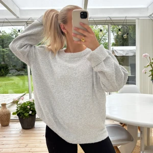 Stickad tröja Kappahl - Super mysig oversized stickad tröja från Kappahl med fina detaljer vid axlarna 🩶 Köptes i storlek XL i syfte att vara oversized