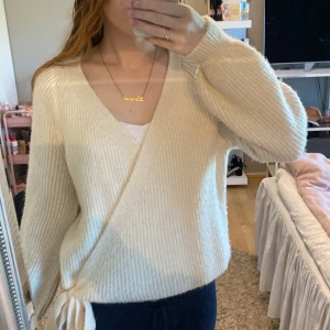 Vit omlott tröja - Super fin och aldrig använd då den är lite stor🩷
