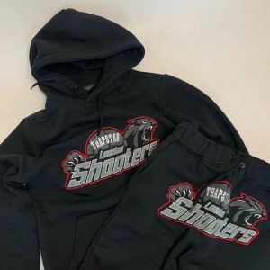 Trapstar Shooter Tracksuit Black Red - Säljer denna trapstar trapstar dress då den inte kommer till användning längre. Skick nästan helt ny bara använd ett få tal gånger. Inget kvitto medföljer men en av tagsen har jag kvar.  