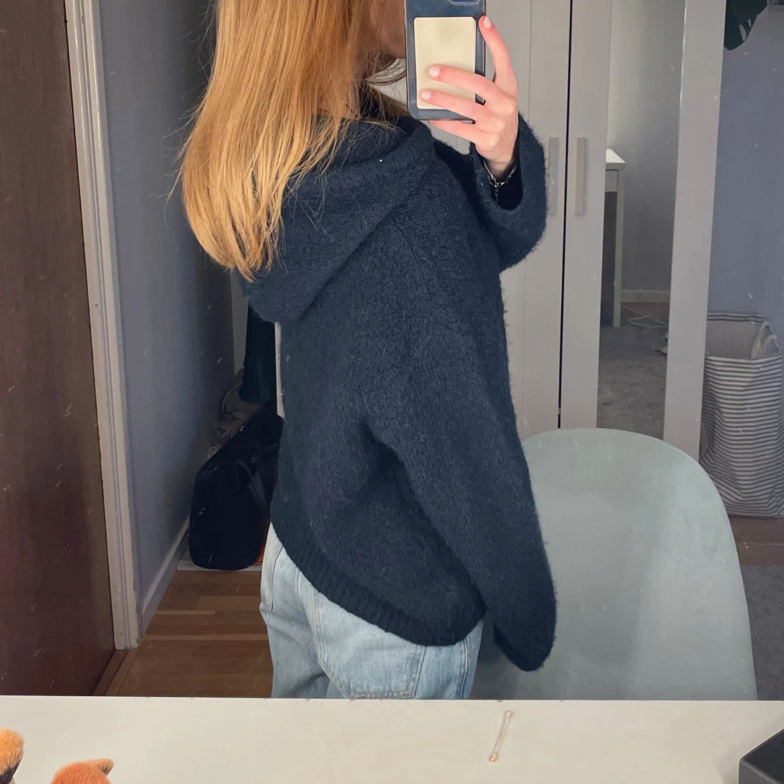 Mörkblå stickad hoodie  - 1