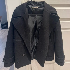 Design by si kappa - Storlek xs/s Använt flertal gånger Nopprig och hål i inner jackan vid ärmen uppe Köpt för 757kr