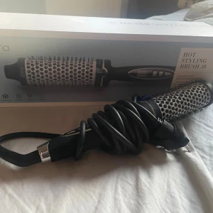 Cera Hot Styling Brush 38 - Säljer en Cera Hot Styling Brush 38, en elektrisk rundborste med svart handtag och silverdetaljer. Borsten har keramisk yta och täta borst för att ge volym och snygg blowout-effekt. Perfekt för att styla torrt hår snabbt och enkelt hemma.