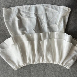 Vit volangtopp med resår - En tidigare favorit som tyvärr inte längre kommer till användning🥰.