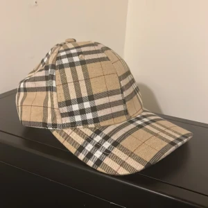 Rutig Burberry keps - Justerbar burberrykeps i helt nytt skick och helt oanvändbar, kontakta gärna vid intresse😁.