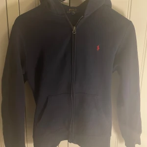 Mörkblå Ralph lauren zip up - Säljer en suuperfin Ralph lauren zip up i bra skick💞skriv för funderingar💕