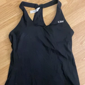 Sport topp - Super snygg sport topp. Så snygg och passar så bra. Inbyggd bh så man behöver inte ha det under. Säljer då den är för liten❤️