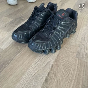 Nike Shox  - Säljer ett par svarta Nike Shox sneakers med den ikoniska fjädrande sulan och meshdetaljer. Skorna har snörning, diskreta Nike-loggor och en sportig vibe. Perfekta för dig som vill sticka ut med en unik och futuristisk look. Storlek 44 nästan nya kostar 2800 