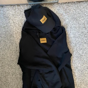 Hugo hoodie och keps för bra pris kom och köp - Alldeles nya Hugo hoodie och keps. 