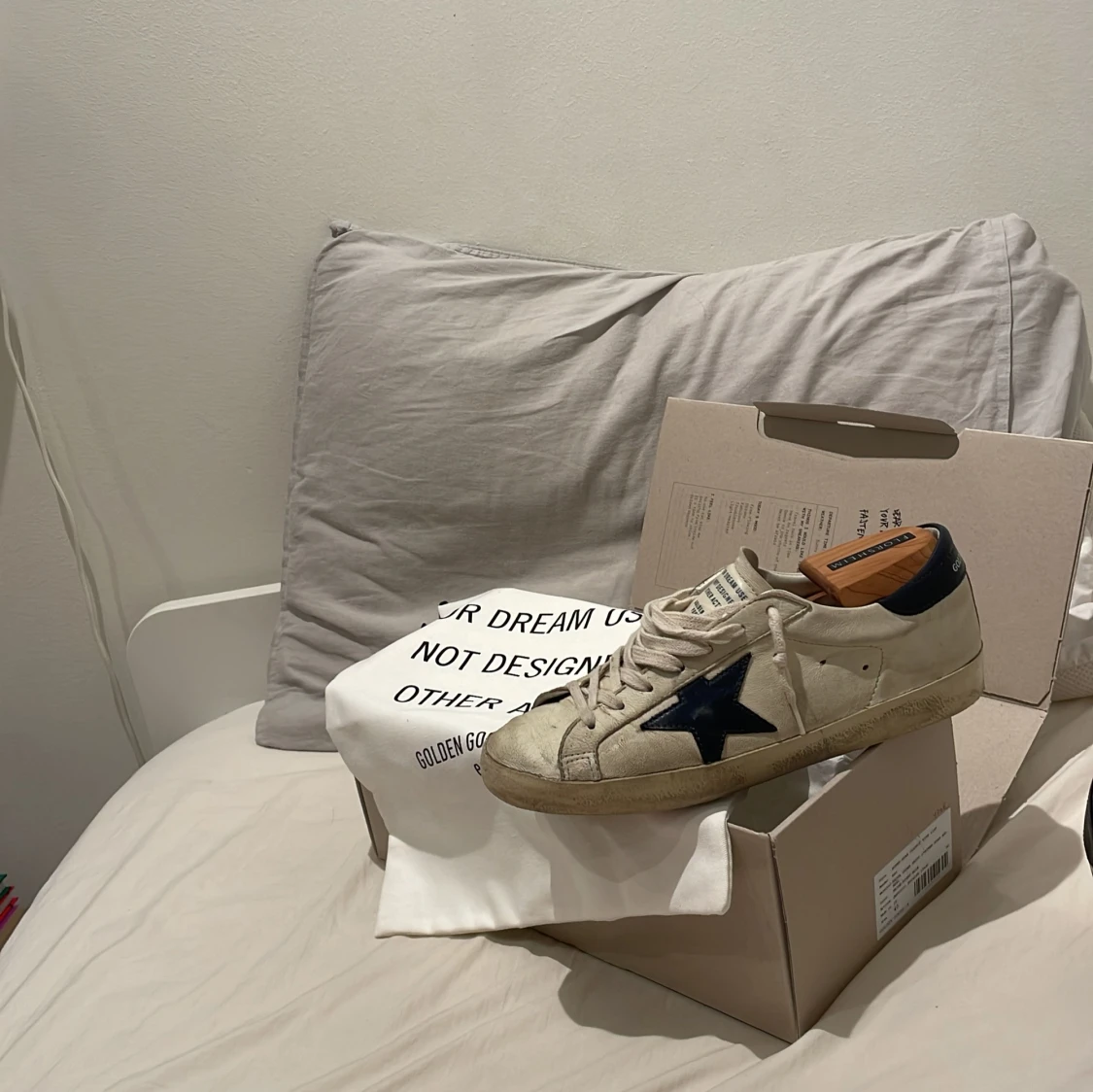 Golden Goose vita sneakers med blå stjärna