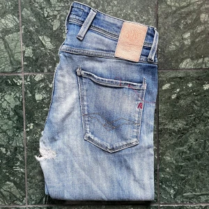 Replay jeans  - Håll i skrevet, ser större ut på bilden😅, mått A: 38 B: 102 cm. Säljs för biligt. Storlek W30 L32. 