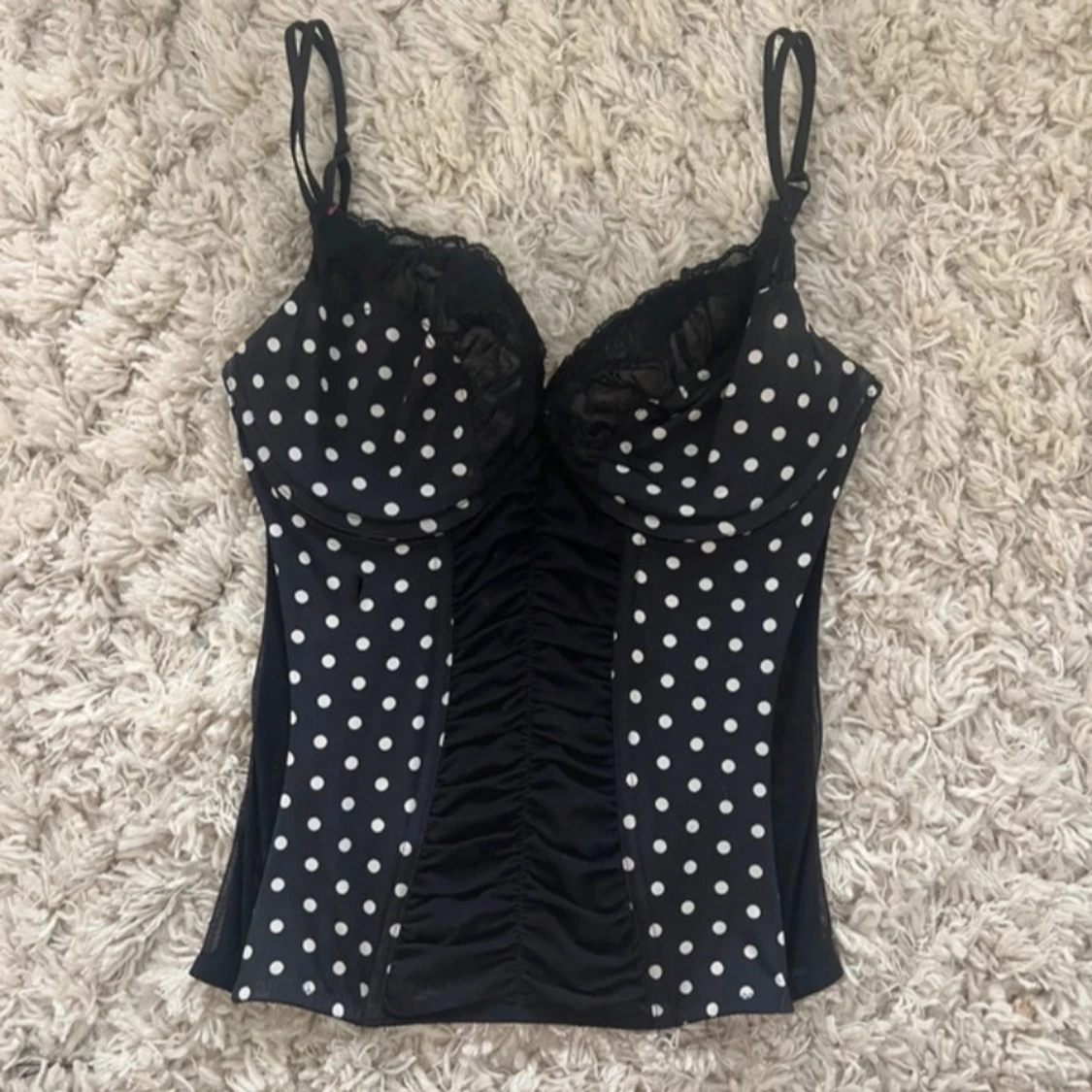 Prickig korsett topp