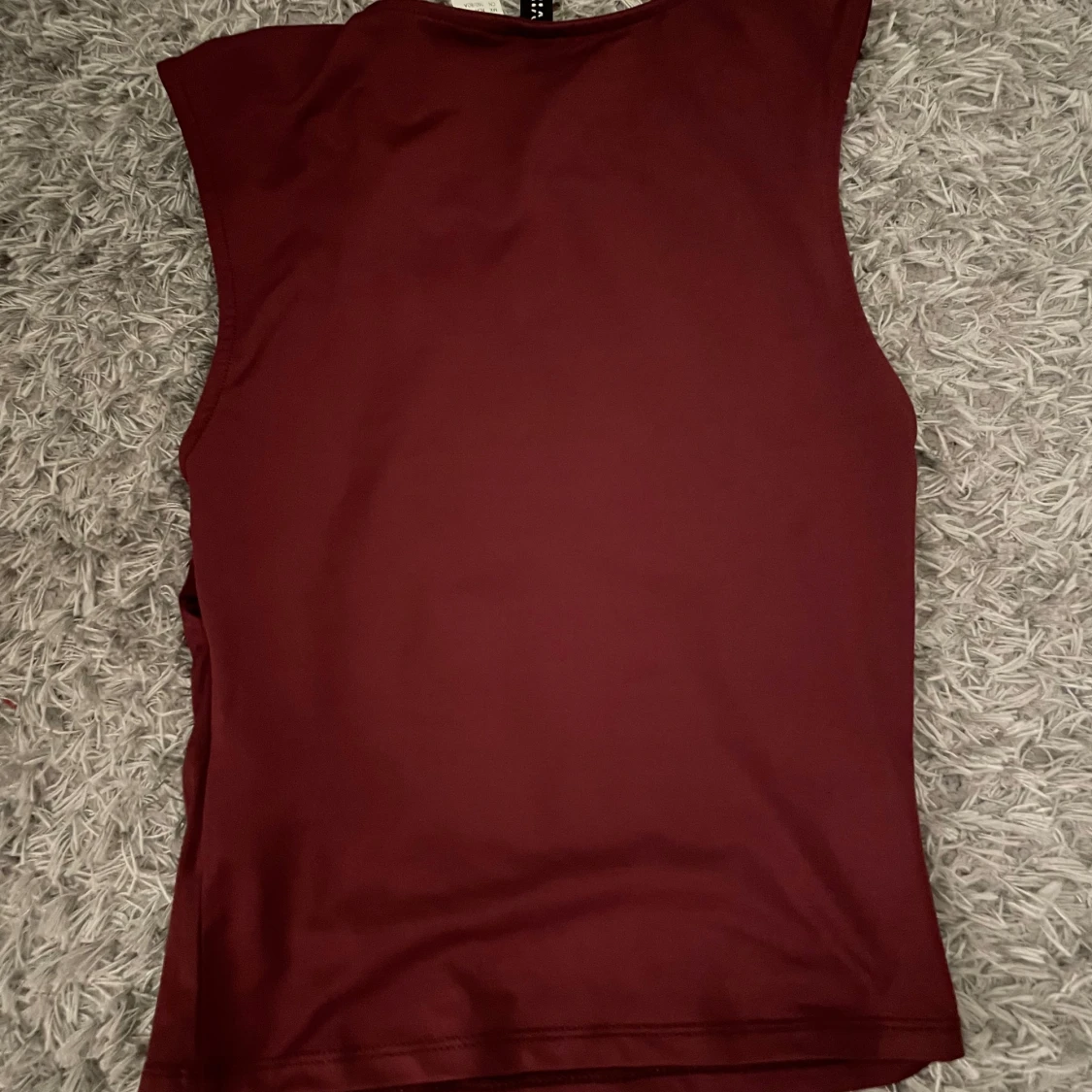 Vinröd ärmlös topp från Divided XS - 1