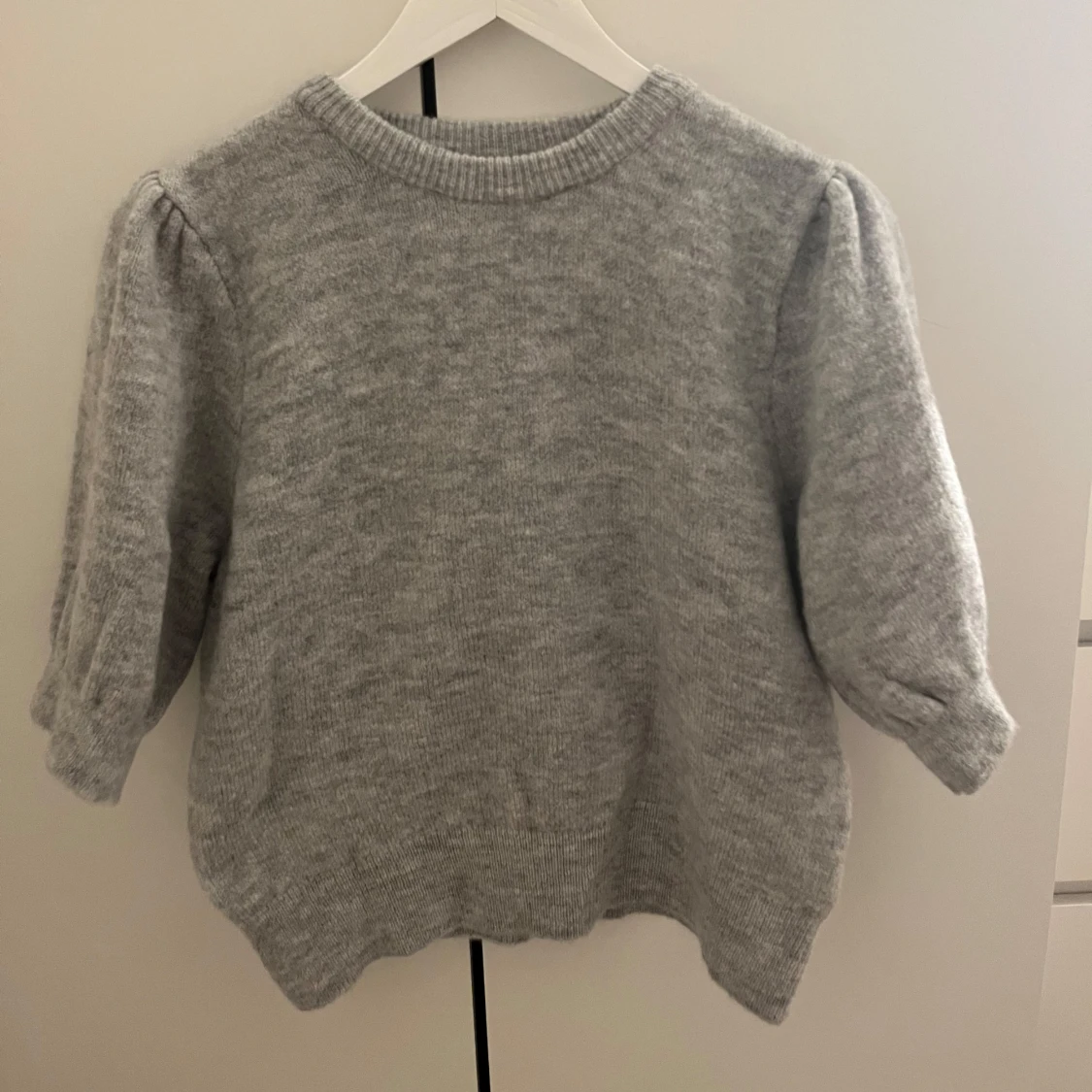 Grå stickad men balongarmar