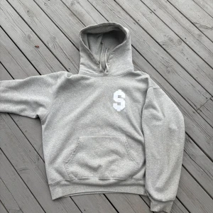 Grå Supreme Hoodie - Det Supreme dollar sign Hoodie i grå från S/S 24, köpt i supreme butiken i Milano, lite använd men inga flaws alls