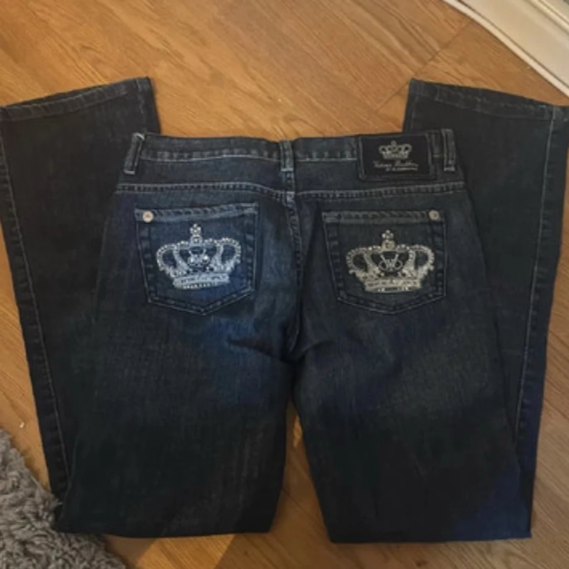 Säljer ett par jätte snygga Victoria Beckham jeans !!! Jag är 1,70cm och storleken är w28