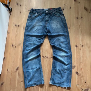 Quiksilver jeans - Vintage baggy quiksilver jeans! Bra skick bortsett från heelbite. Waist 42cm, length 104cm, leg opening 24cm. Kontakta vid frågor och pris kan diskuteras!