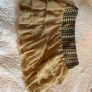 Såååååå snygg kjol från Pull & Bear - Säljer min absoluta favorit kjol som blev förliten på noll tid, därav nyskick. Den har dragkedja på ena sidan (bild 3). 