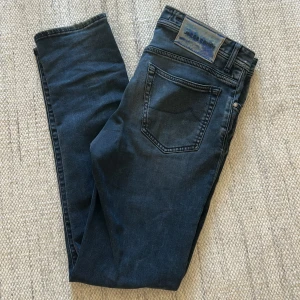 Jacob Cohen jeans - Jacob Cohen jeans | Storlek 33 | Modell Bard Fast | Jeansen är i fint skick förutom att de är sydda slarvigt vid skrevet, bild 4 |