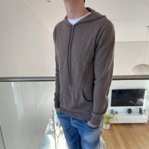 John Henric Kashmir hoodie  - Hele nya John Henric Kashmir hoodie i storlek medium där det är 100% Kashmir, kostar 2 499 ny. Skriv för fler bilder/frågor🙌🏼