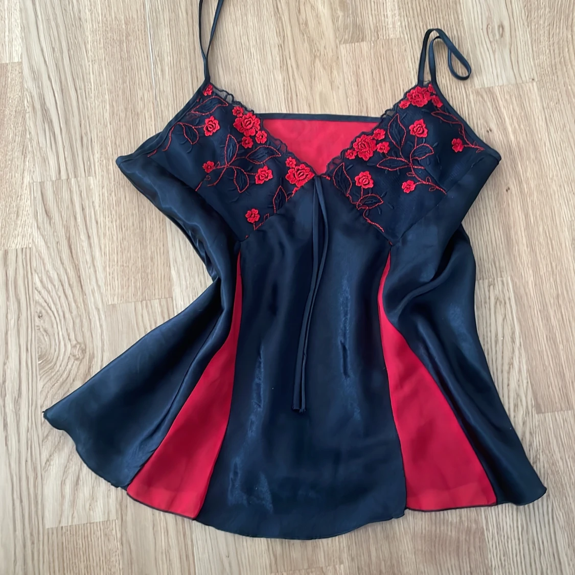 Svart och röd topp med broderi