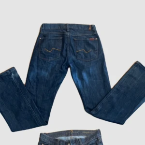 Blå Replay bootcut jeans - Snygga blå jeans från Replay med klassisk bootcut-passform. Jeansen har jag sytt ut själv!