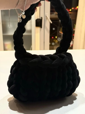 Handgjord marshmallow-väska 🤍 - Exklusiv handgjord väska i mjukt marshmallowgarn. Supertrendigt chunky look – perfekt statement till din outfit. Endast ett exemplar!