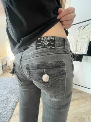 True religion - Säljer ett par gråa True Religion Joey jeans med låg midja och flare-ben. Pris kan diskuteras!❤️