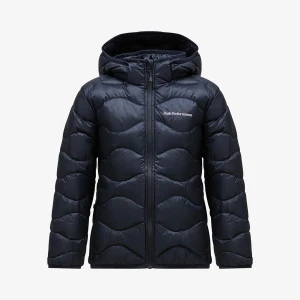 Svart dunjacka Peak Performance - Populär svart dunjacka från Peak Performance med vågformat quiltat mönster och huva. Jackan har dragkedja framtill och broderad logga på bröstet. Perfekt för kalla dagar när du vill hålla stilen och värmen. Strl 164 Nypris 1999kr