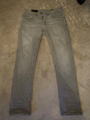 Dondup George  - Sjukt snygga gråa Dondup George jeans.    Modell: George                                       Storlek: W29-W30 och passar någon mellan 165-175cm🙌🏽💫          Jeansen har normal passform och är tillverkade i mjukt bomullsmaterial med lite stretch för extra komfort. Hör av dig vid minsta fråga💯