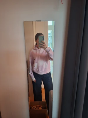 Snygg rosa hoodie  - Mjuk och bekväm hoodie i rosa tie-dye-mönster. Klassisk modell med huva och magficka framtill. Använd men i mycket fint skick, inga synliga fläckar eller skador.