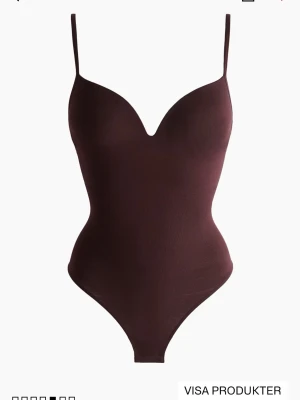 Svart body  - Säljer denna populära svarta bodyn från HM då den var för stor för mig. Aldrig använd, bara prövad på!