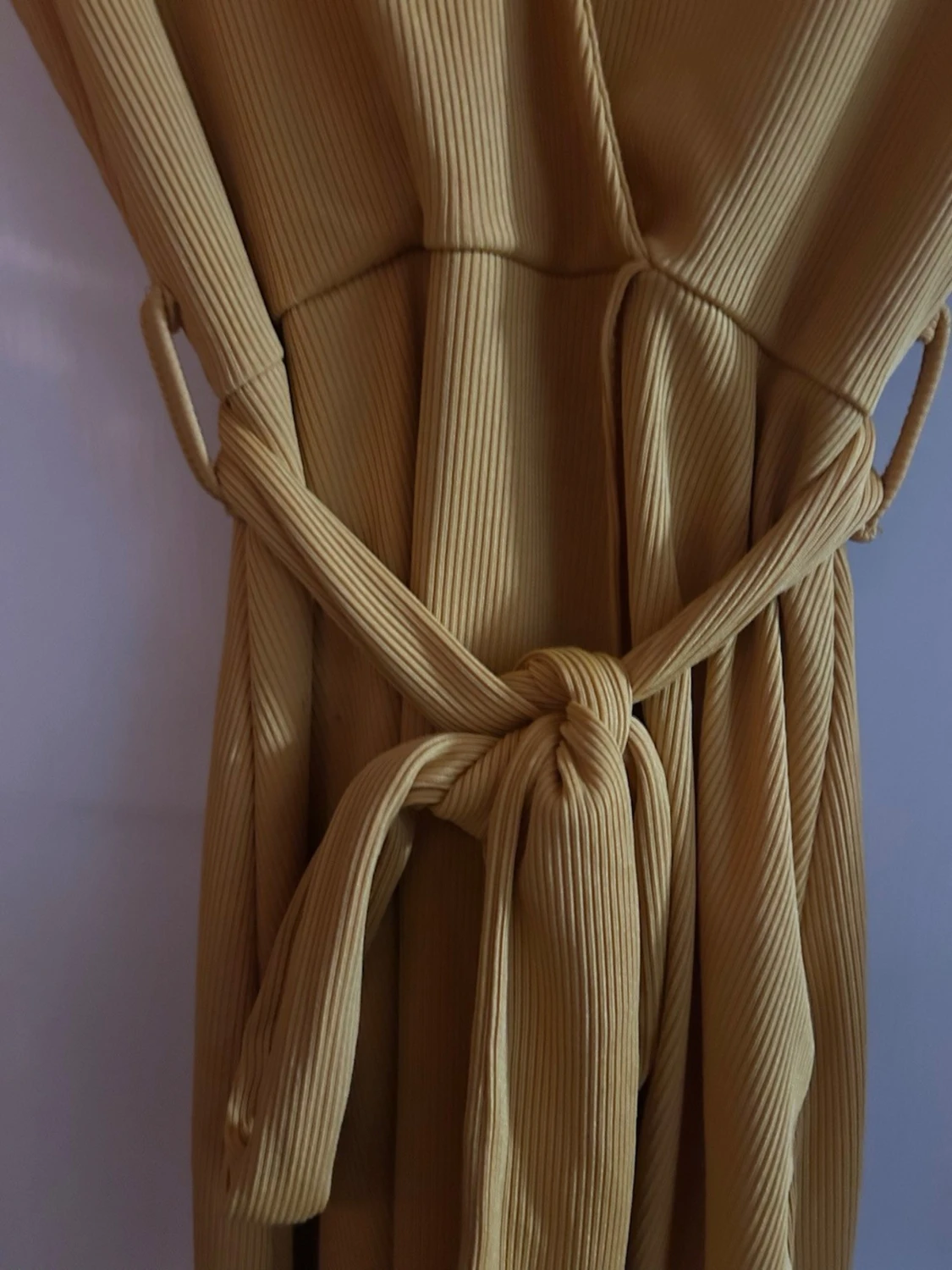 Gul omlottklänning från NLY Trend - 2