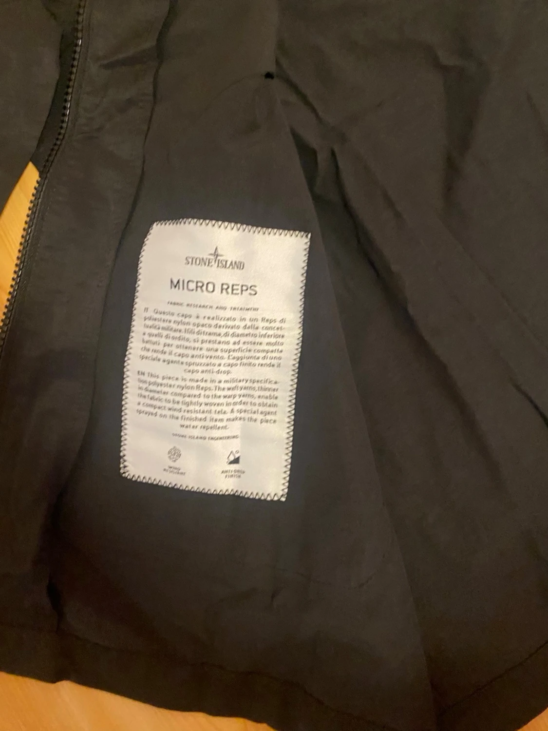 Svart vindjacka från Stone Island - 1