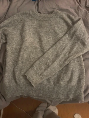 Grå stickad tröja - Grå stickad tröja i alpackablandning