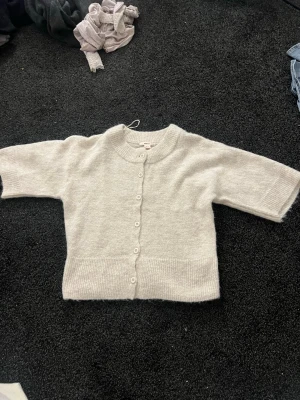 Beige stickad kofta från Gina Tricot - Säljer denna beige stickade topp från Gina tricot med knappar. Aldrig använd och köptes för inte länge sedan. Superfin men har inte kommit till användning.