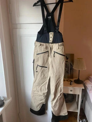 Skalbyxor från 8848 - Skalbyxor med öppning vid sida av låren finns. Hängslena går att ta av. Slitet vid slutet av byxorna på baksidan från pjäxor, syns knappt när byxorna är på.