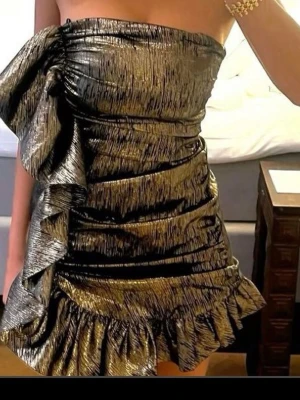 Glittrig guld och svart kortklänning - Populär klänning från Zara o perfekt till nyår🩷 säljer då den var för liten. Inga defekter och avtagbar axelband. 