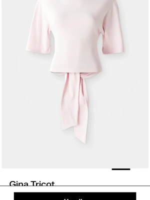 Ljusrosa omlottopp från Gina Tricot - Supersöt ljusrosa omlottopp från Gina Tricot med knyt i midjan och öppen rygg. Toppen har halvlånga ärmar och är croppad, vilket ger en fräsch och trendig look. Perfekt att styla med jeans eller kjol för en chill vibe. Ny pris: 299 kr. Pris går att disskuteras💞