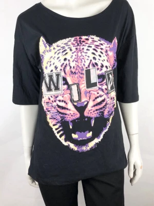 Topp i storlek M. - Helt ny tio i storlek M. Material i stretchig bomullskvalite.