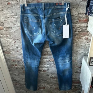 Dondup George jeans - Mycket fint skick, inga defekter. Nypris ca 3500kr. Storlek W34 sitter som W33, längd 105cm, midja 41cm. Tags medföljer inte. Skriv för mer information!🤝