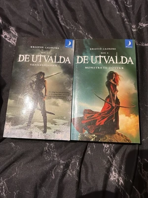 De utvalda: Tankeläsaren & Monstrets dotter - Två böcker i fantasyserien De utvalda! Följ starka hjältinnor i episka äventyr fyllda av spänning, action och magiska krafter. Perfekt för dig som älskar fantasy, vänskap och oväntade vändningar. Låt dig svepas med till en värld där allt kan hända!