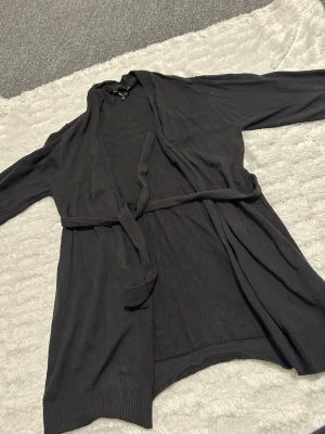 Svart ponchokofta med bälte - Från bubbleroom, som ny, happy holly är märket 