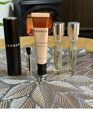 Essnce kitt  - Innehåll: 8ml Drunk Apple Pie och Cherrylicious. Eau de Caramel 2ml. Eau de caramel  lip balm(oanvänd) (10 ml).  REFILLABLE TRAVEL SPRAY rymmer 8ml(aldrig använd) nypris för allting : 585kr 