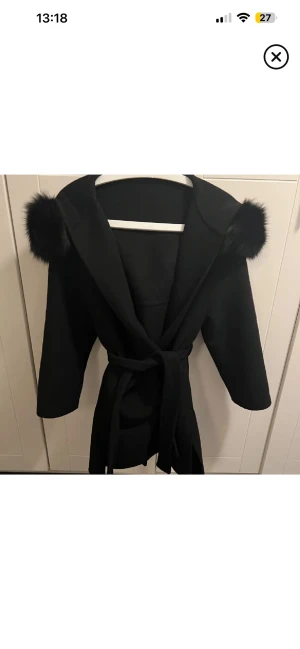 Svart kappa med fuskpäls och bälte SÖKER! - SÖKER DENNA KAPPA 