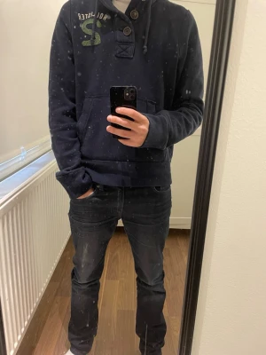 Vintage Hollister Hoddie  - Säljer en mörkblå Hollister hoddie i storlek M. 