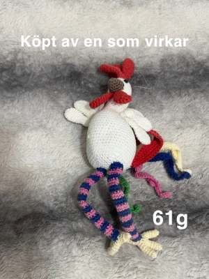 Randig virkad tupp  - Unik handvirkad tupp med färgglada ränder. 🌸Köpt av en som virkar. Fint använt skick. Finns en liten sytråd som man kan hänga upp den i. 