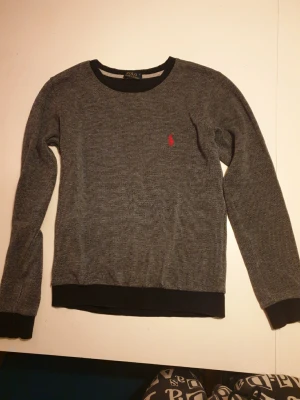 Tröja från Polo Ralph Lauren S / XS - Prima skick. Obs: liten i storleken, mer som XS men är i storleken Small (se bild)  Mått: Längd 60 cm Axlar 40 cm